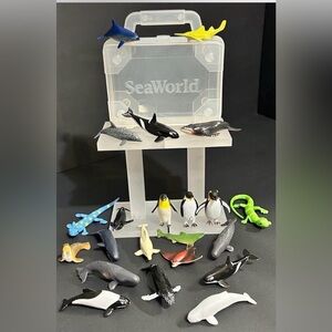 Sea World Marine Animal Toy Set - Multicolour, Multi-animal with carrying case.